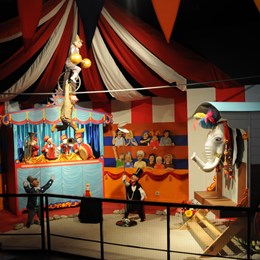 Trapézistes, orchestre et clowns animés. Westland Shopping Center à Anderlecht